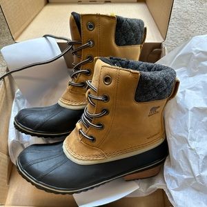 Sorel Snow Boots Size 8.5 NEW IN BOX